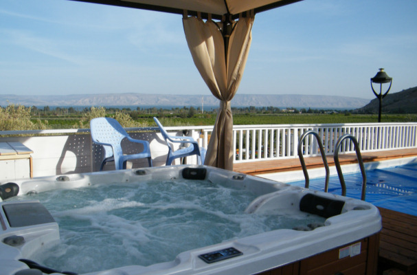 צפונית לכנרת צמוד לחד נס וכ-5 דקות מחוף אמנון מחכה לכם מתחם מצפה כנרת המציע אירוח דיסקרטי בסוויטות מפנקות עם ג'קוזי ספא מרווח וענקי