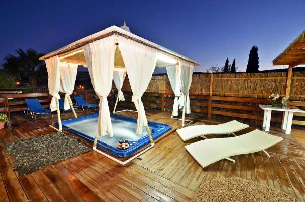 חדרי אירוח בצפון - צימרים, סוויטות וחדרים להשכרה לפי שעה - הטובלים בטבע ומעניקים תחושה של חופש ופרטיות מוחלטת - דיסקרטי