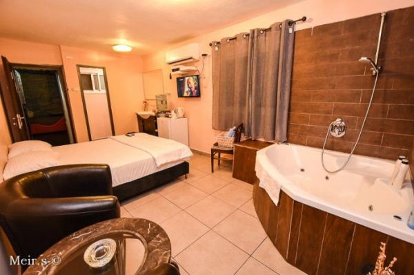 צימר הגבעה זהו מתחם של חדרי אירוח רומנטיים בנשר. להשכרה לפי שעה שעות במחירים שווים