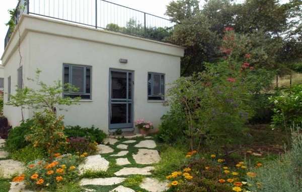 צימר הבוסתנים 6 ראש פינה – מתחם אירוח דיסקרטי. המושבה ראש פינה, היא אחד המקומות היפים שי לנו בארץ, שילוב מדהים של נוסטלגיה ומבנים עתיקים, לרשותכם צימרים לה